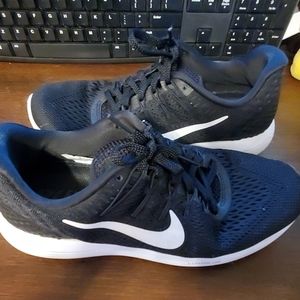 Female Nike size 8 black and white Lunarlon shoes